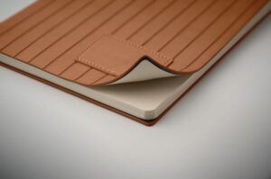 Črtasta beležka A5 z mehkimi rebrastimi PU platnicami