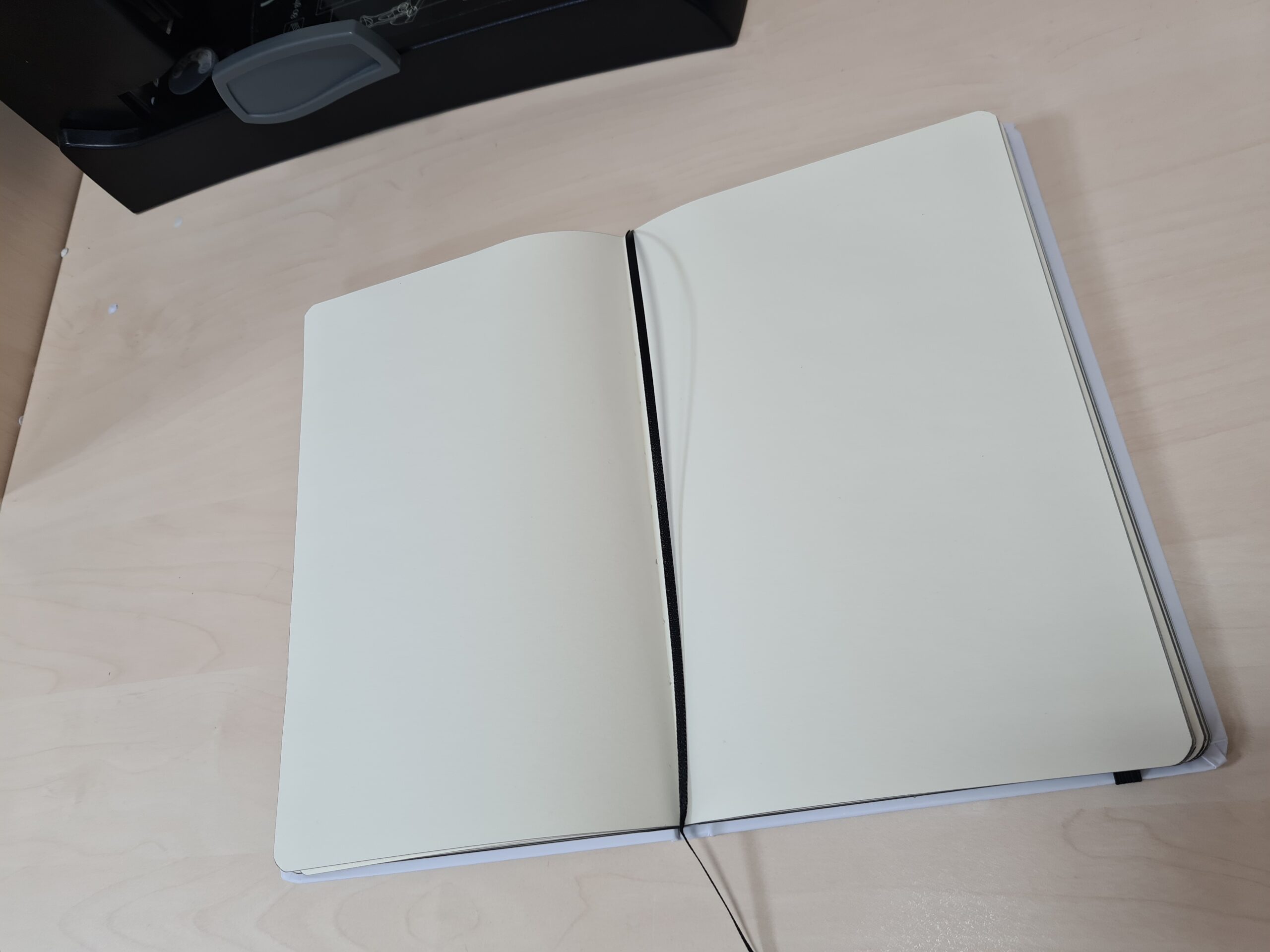 Paket - Beležka brezčrtna A5 belo/črna - 10 kosov