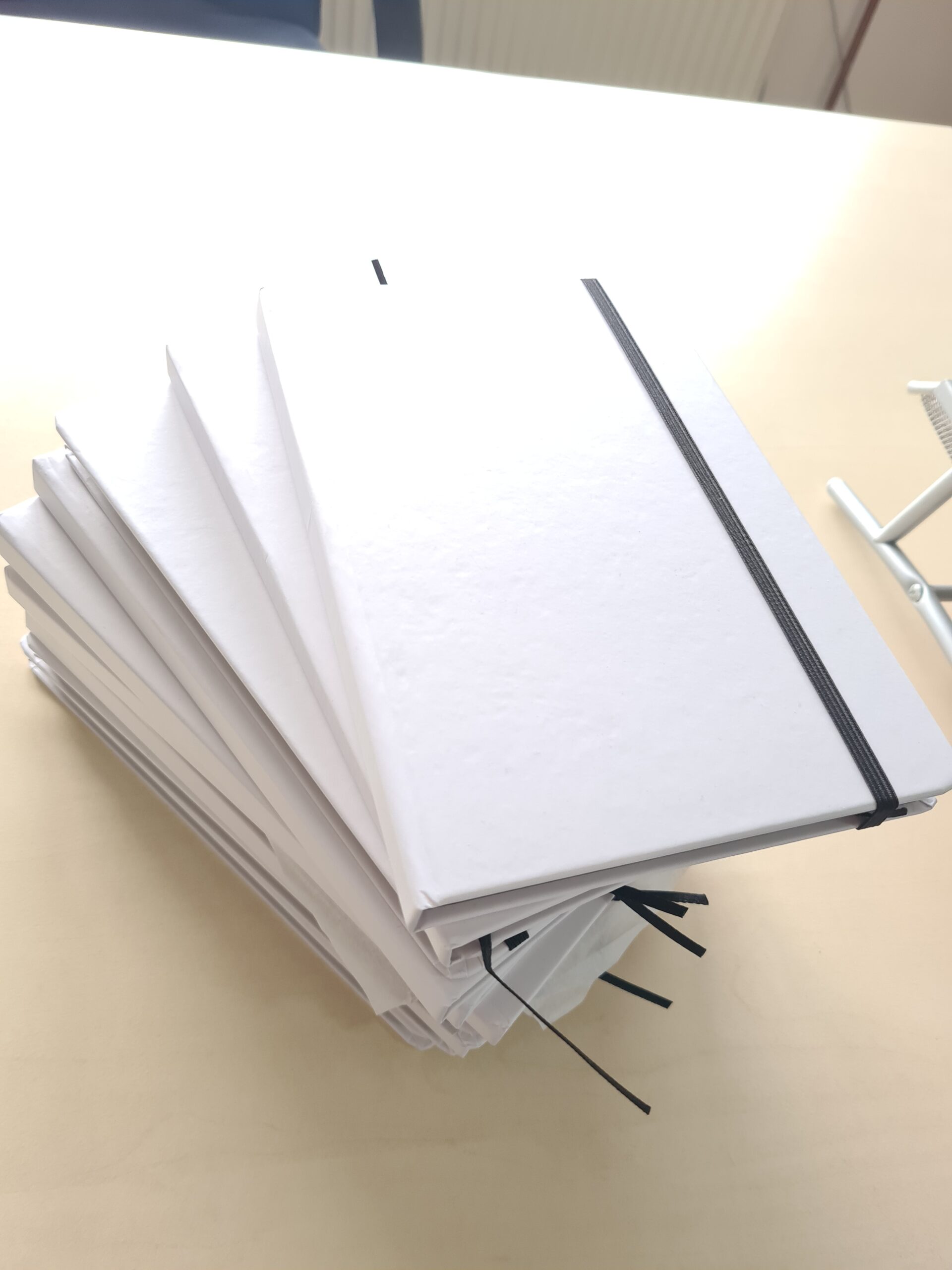 Paket - Beležka brezčrtna A5 belo/črna - 10 kosov