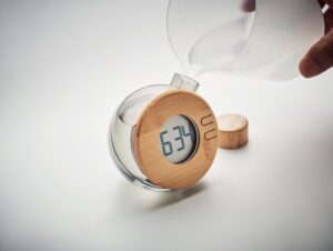 LCD ura z napajanjem na vodo