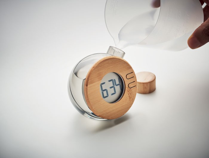 LCD ura z napajanjem na vodo